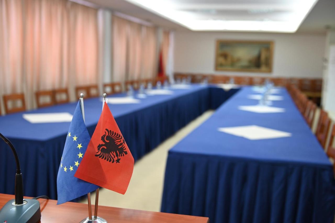 Hotel Liss Lezhë エクステリア 写真