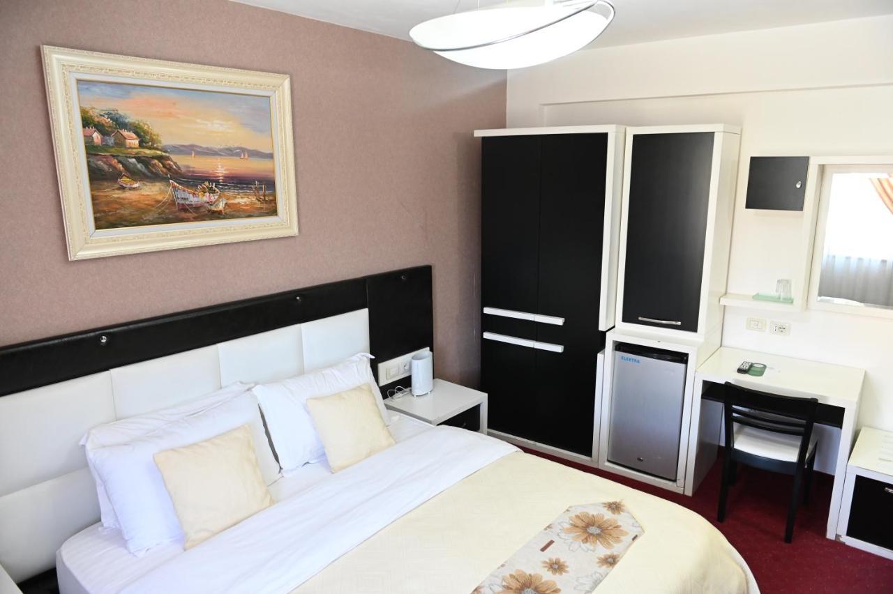 Hotel Liss Lezhë エクステリア 写真