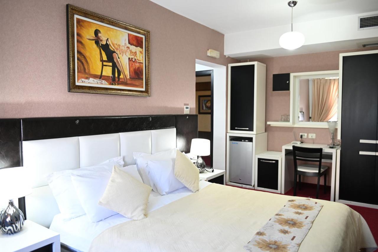 Hotel Liss Lezhë エクステリア 写真