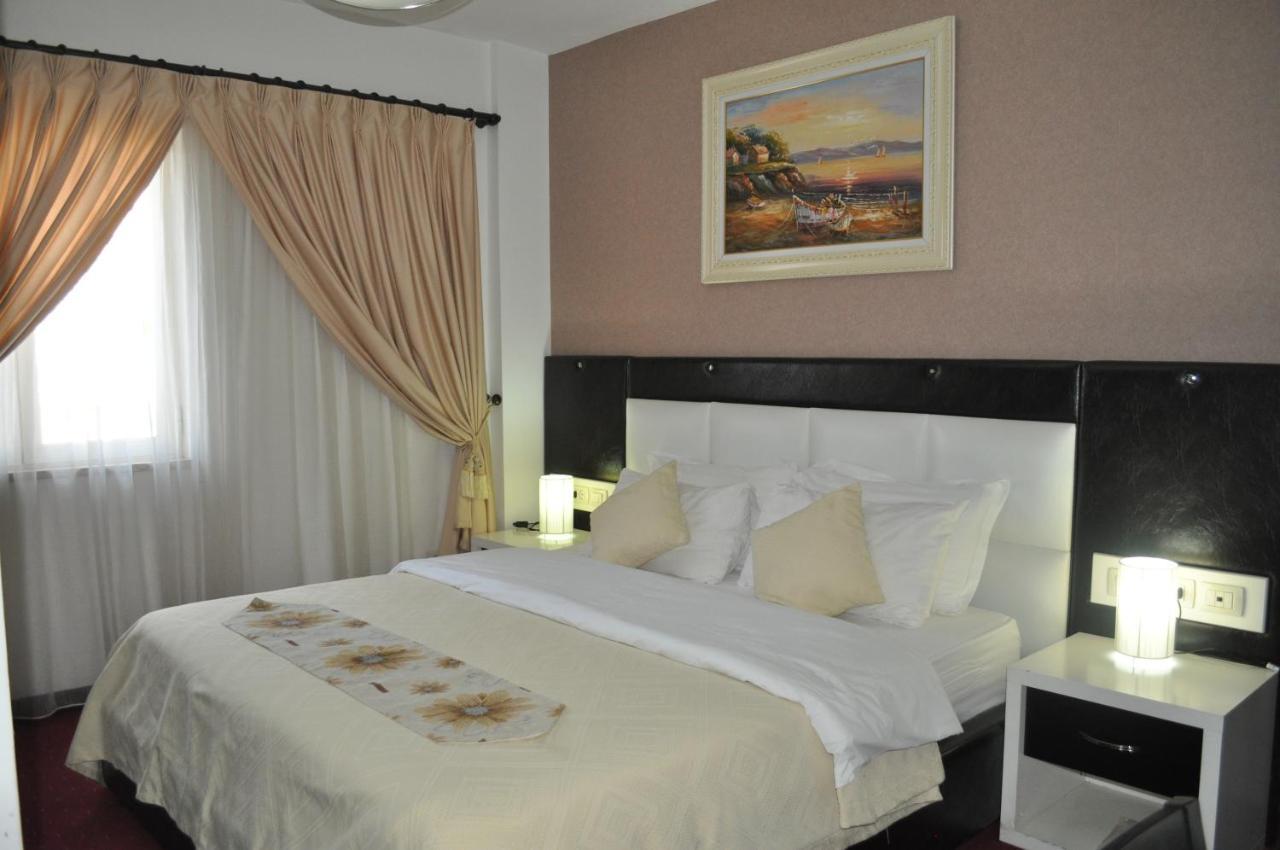 Hotel Liss Lezhë エクステリア 写真