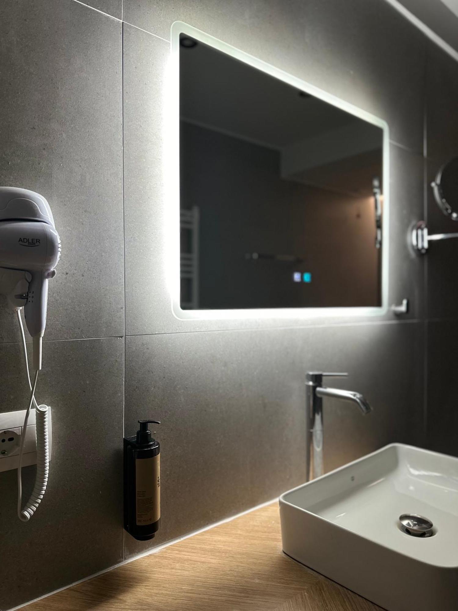 Hotel Liss Lezhë エクステリア 写真